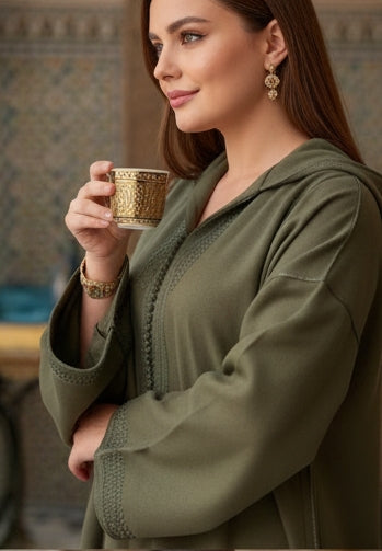 Djellaba Marocaine Moderne en Vert Olive avec Broderies Artisanales "Mâalam"