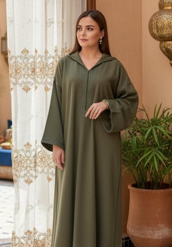 Djellaba Marocaine Moderne en Vert Olive avec Broderies Artisanales "Mâalam"