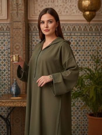 Djellaba Marocaine Moderne en Vert Olive avec Broderies Artisanales "Mâalam"