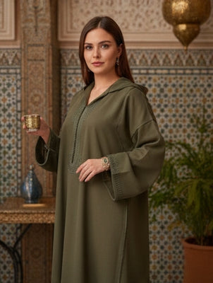 Djellaba Marocaine Moderne en Vert Olive avec Broderies Artisanales "Mâalam"