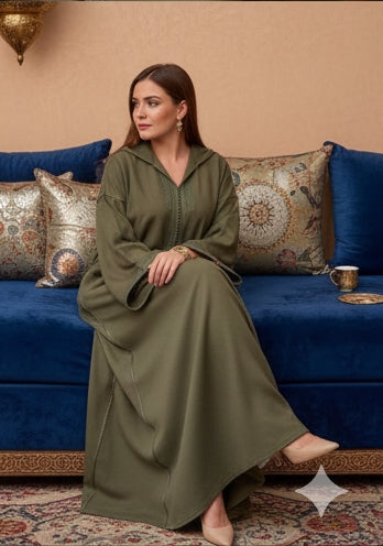 Djellaba Marocaine Moderne en Vert Olive avec Broderies Artisanales "Mâalam"