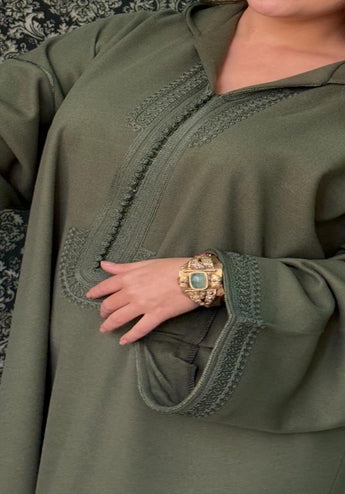 Djellaba Marocaine Moderne en Vert Olive avec Broderies Artisanales "Mâalam"
