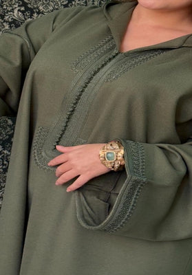 Djellaba Marocaine Moderne en Vert Olive avec Broderies Artisanales "Mâalam"